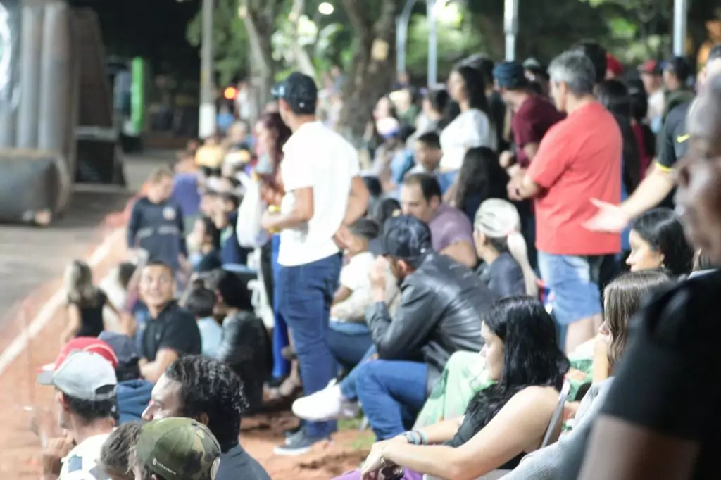 Show de manobras reúne grande público na noite de aniversário de Tacuru