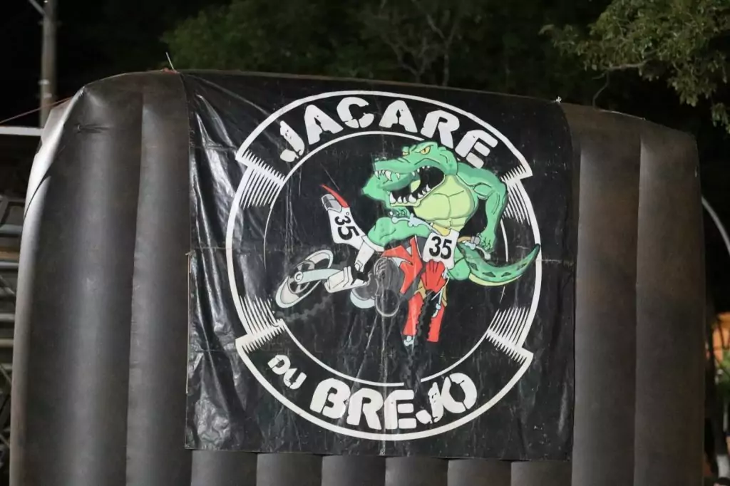 Show de manobras reúne grande público na noite de aniversário de Tacuru