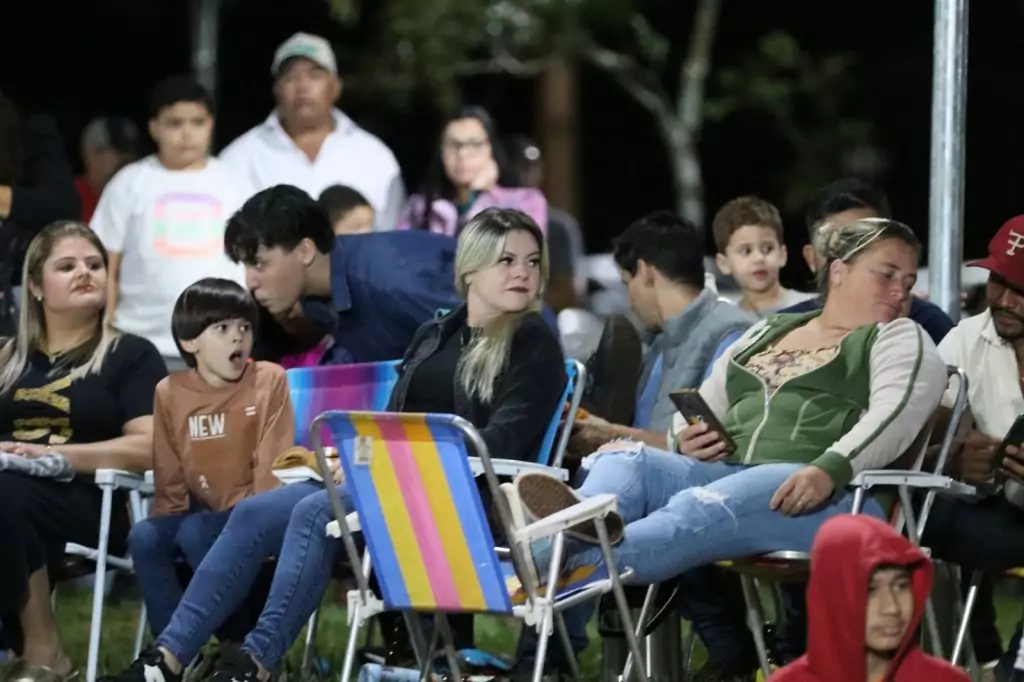 Show de manobras reúne grande público na noite de aniversário de Tacuru