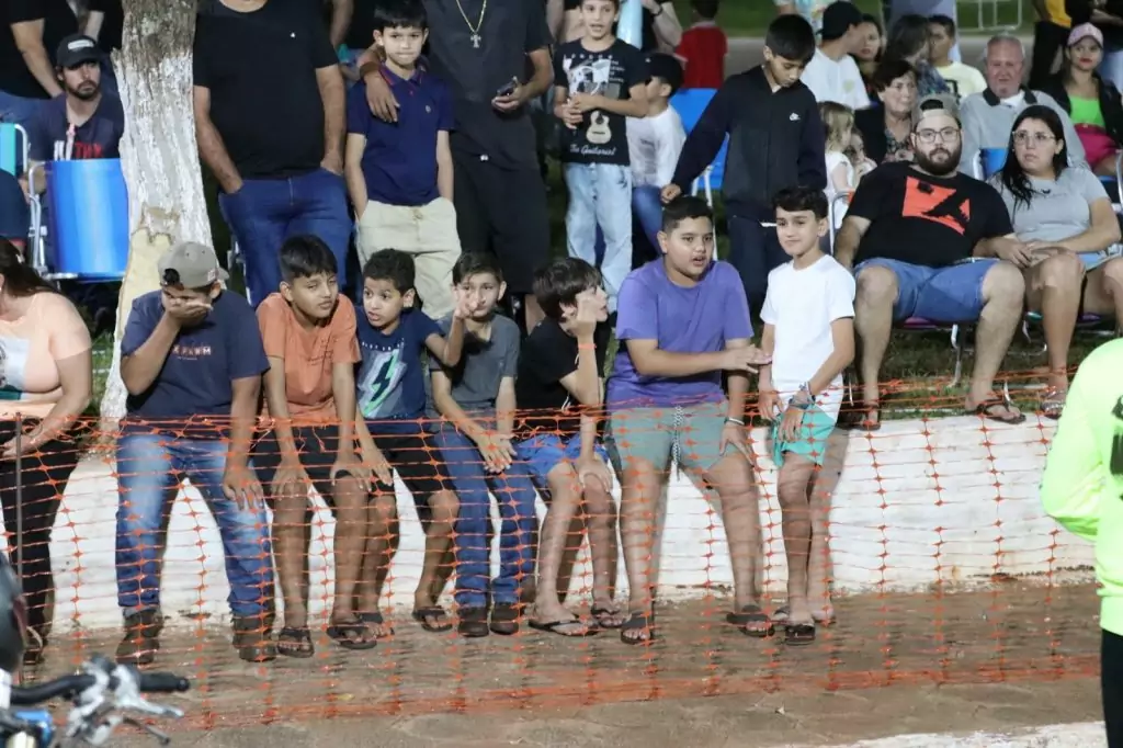 Show de manobras reúne grande público na noite de aniversário de Tacuru