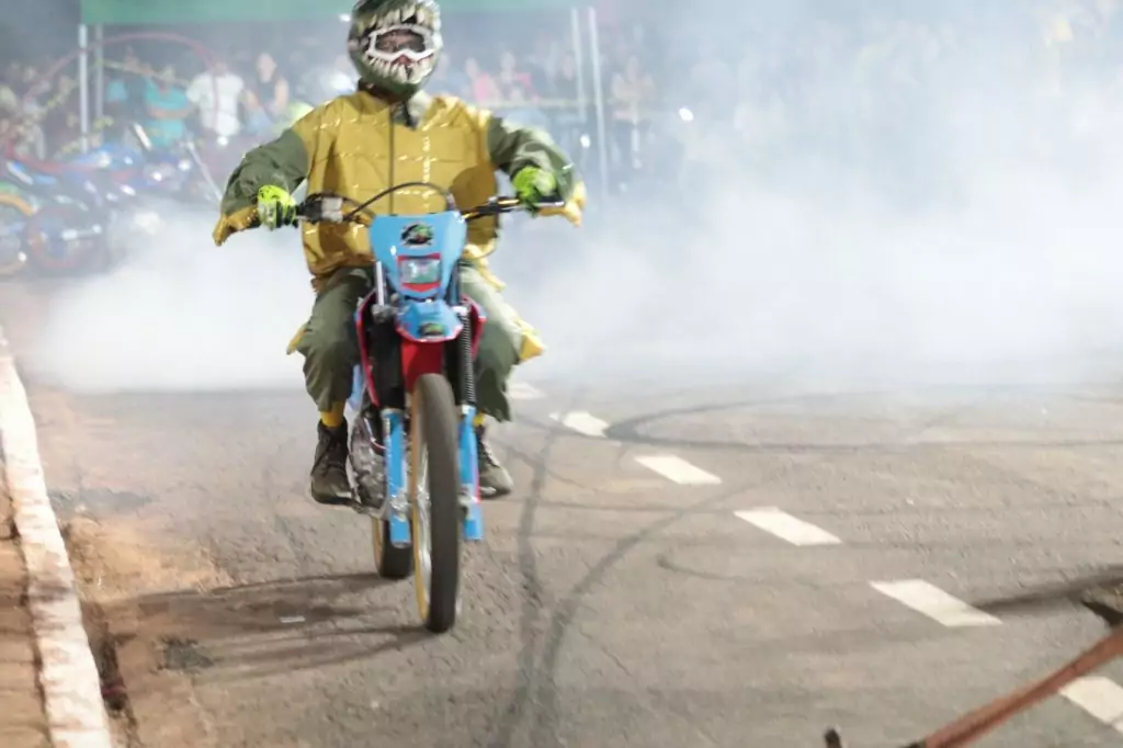 Show de manobras reúne grande público na noite de aniversário de Tacuru