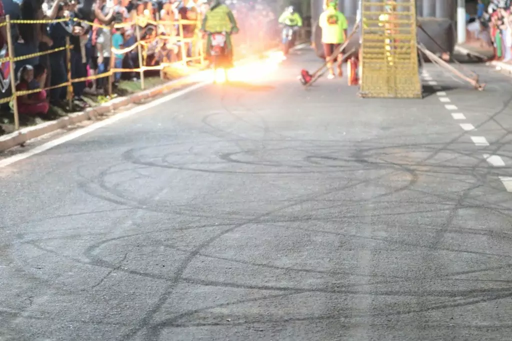 Show de manobras reúne grande público na noite de aniversário de Tacuru