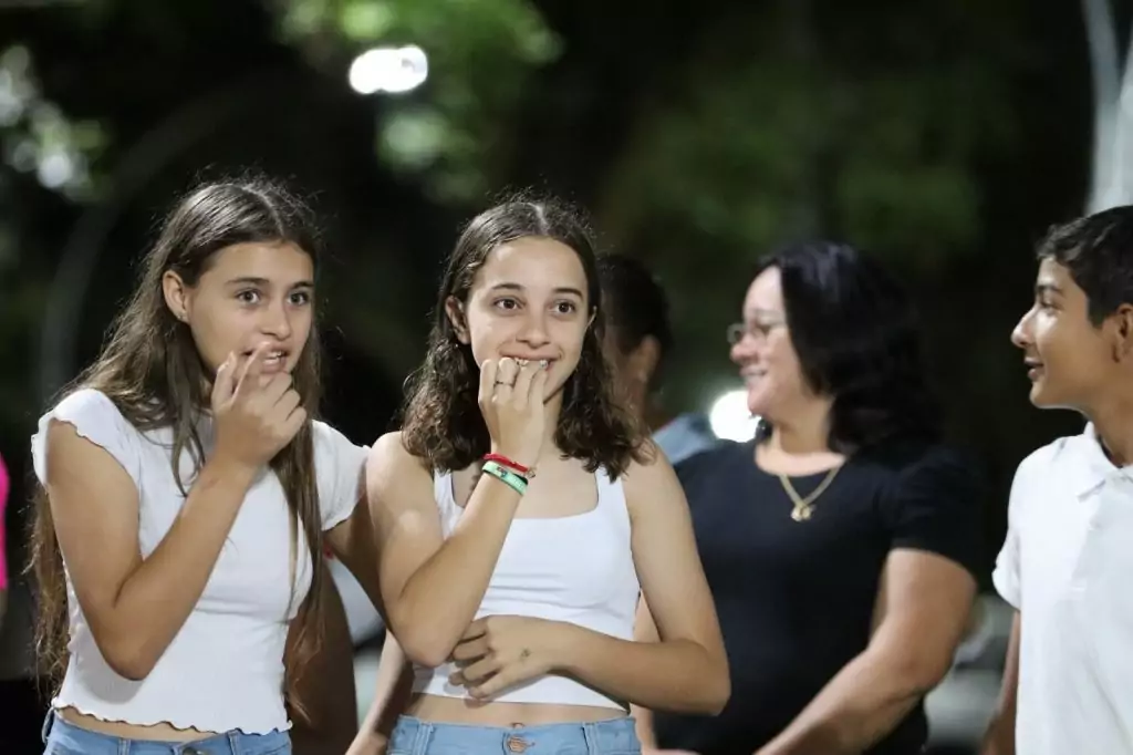 Show de manobras reúne grande público na noite de aniversário de Tacuru