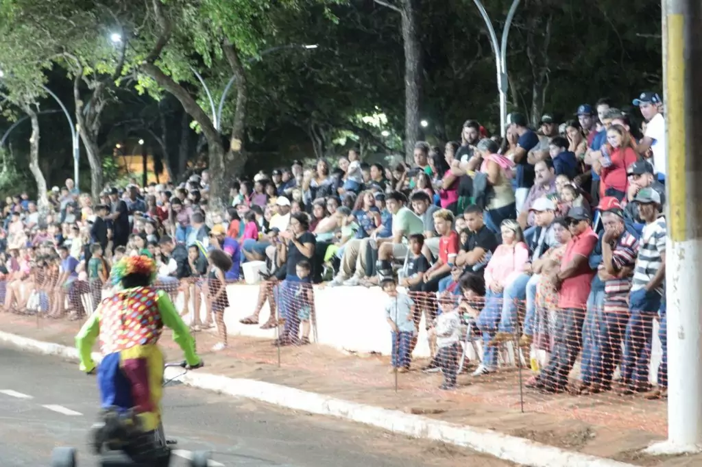 Show de manobras reúne grande público na noite de aniversário de Tacuru