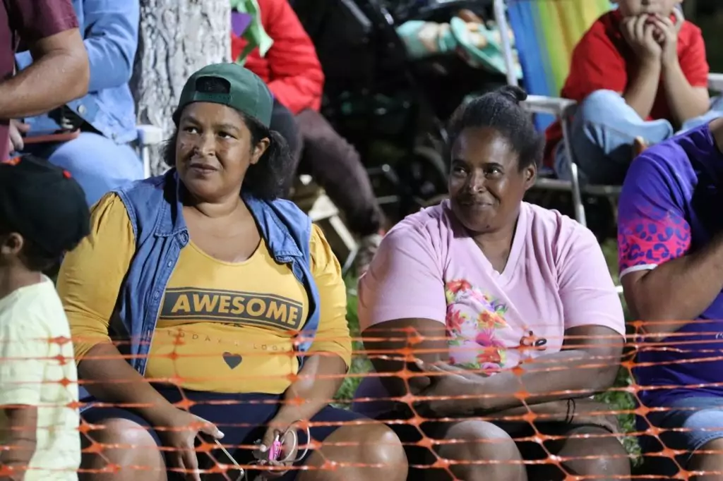 Show de manobras reúne grande público na noite de aniversário de Tacuru