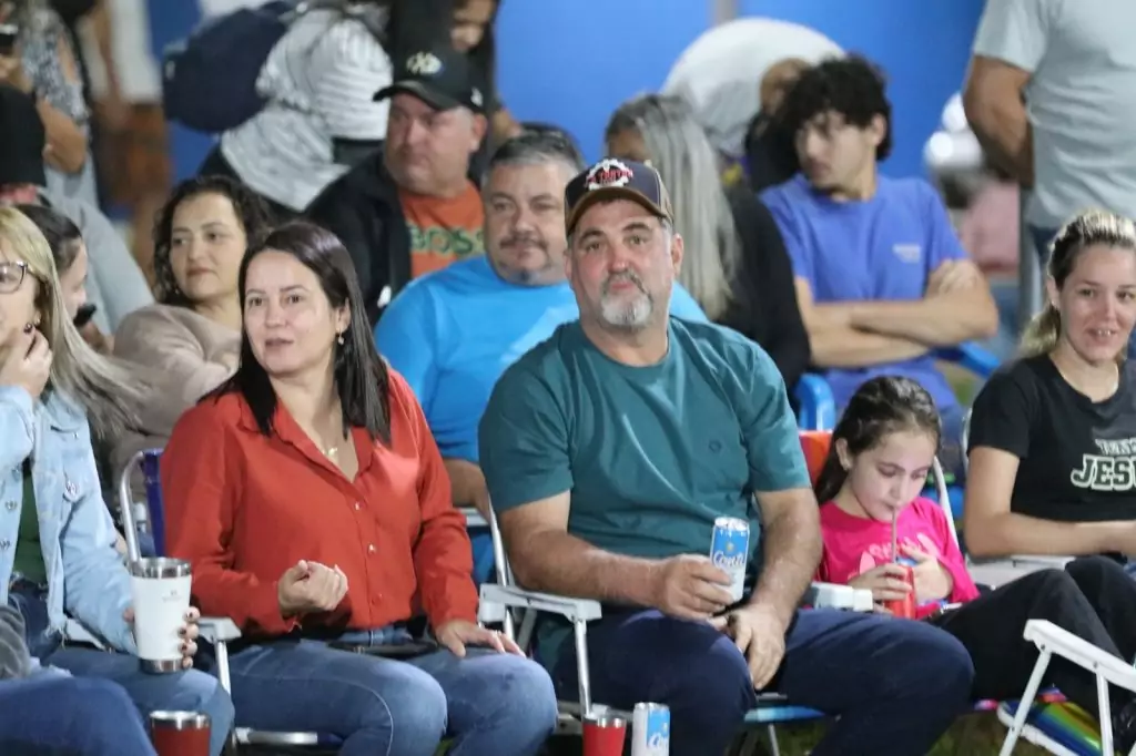 Show de manobras reúne grande público na noite de aniversário de Tacuru