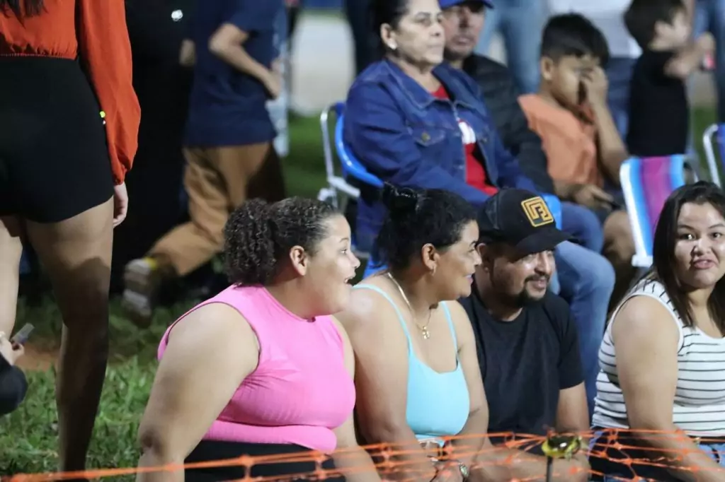 Show de manobras reúne grande público na noite de aniversário de Tacuru