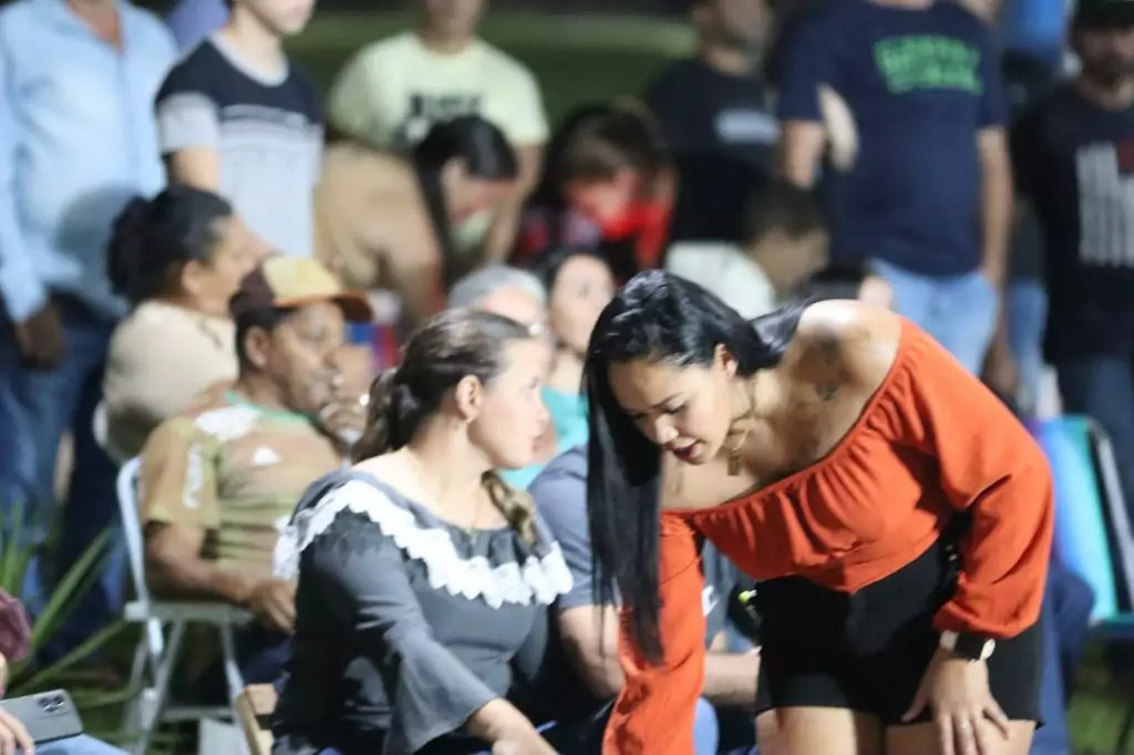 Show de manobras reúne grande público na noite de aniversário de Tacuru