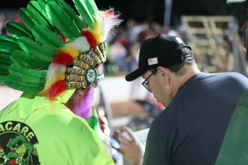 Show de manobras reúne grande público na noite de aniversário de Tacuru