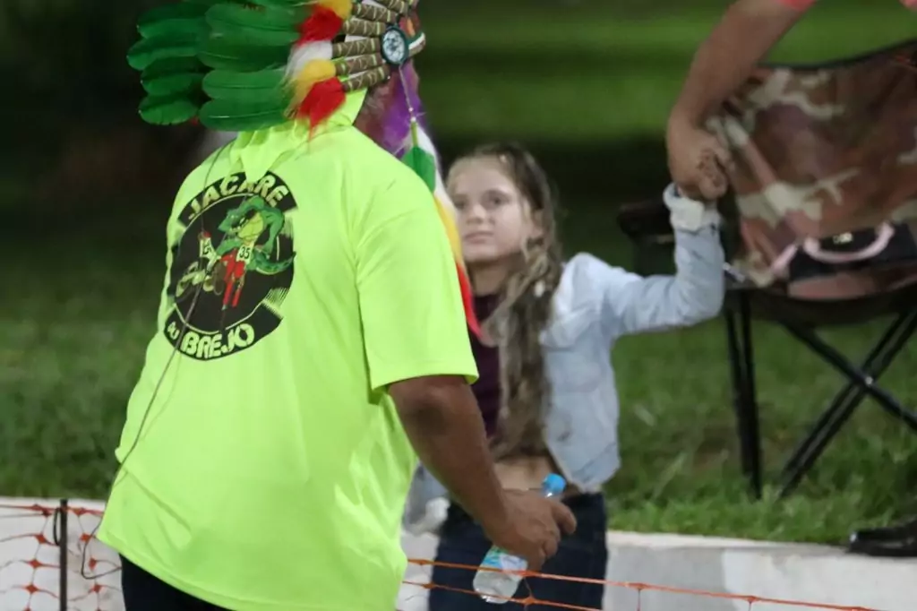 Show de manobras reúne grande público na noite de aniversário de Tacuru