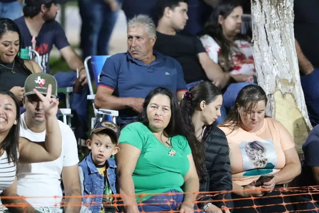 Show de manobras reúne grande público na noite de aniversário de Tacuru