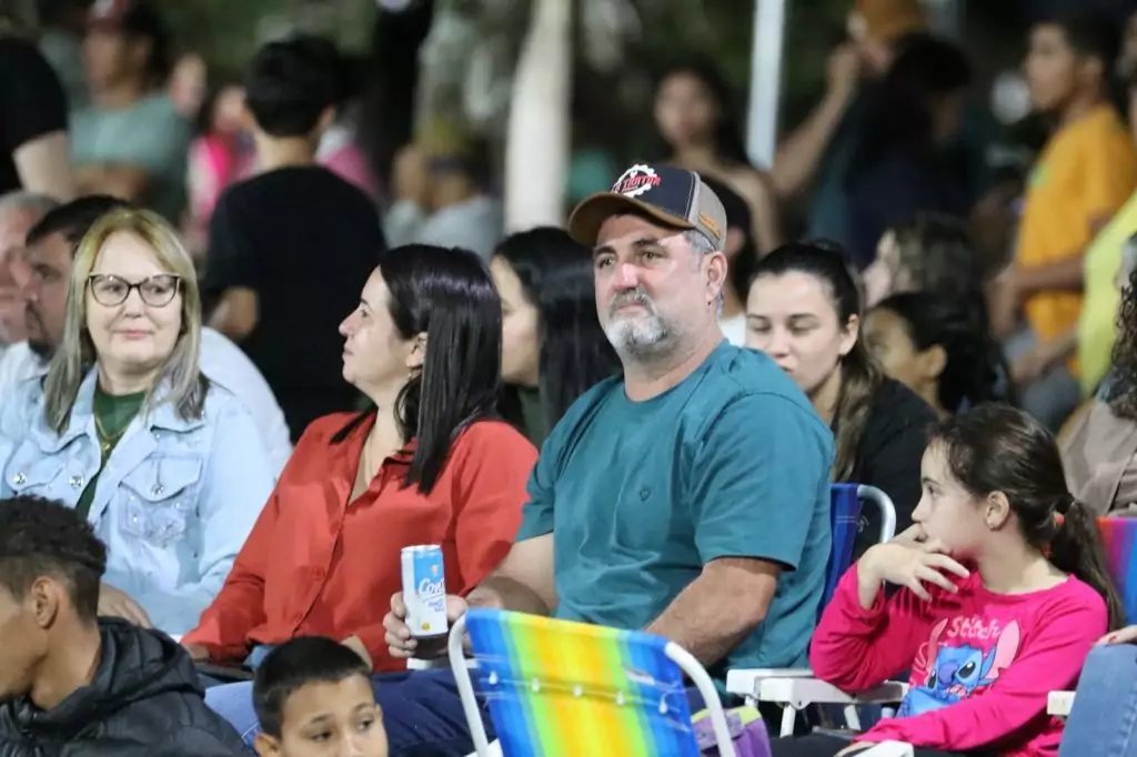 Show de manobras reúne grande público na noite de aniversário de Tacuru