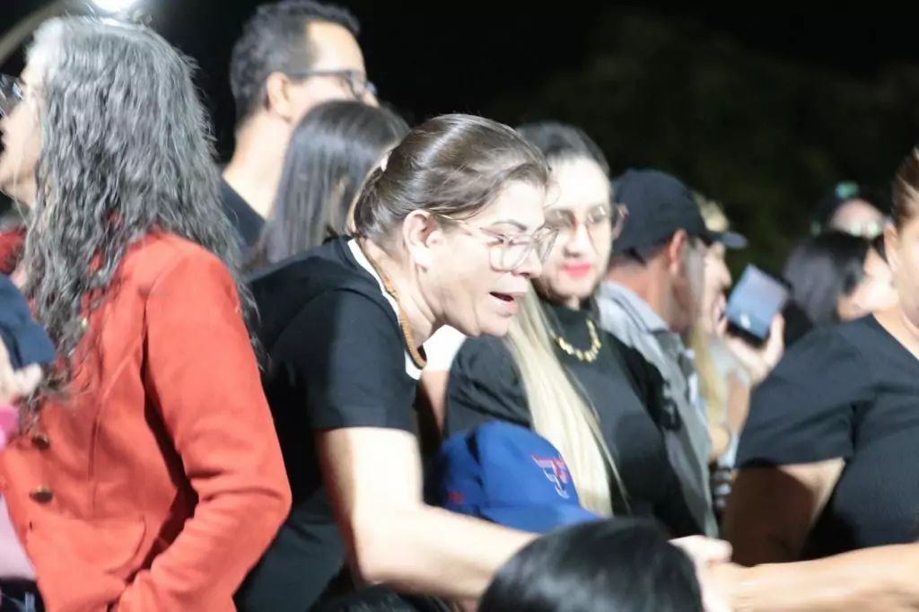 Show de manobras reúne grande público na noite de aniversário de Tacuru