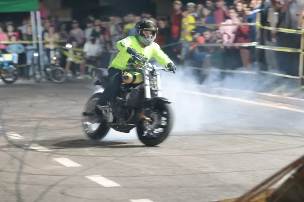 Show de manobras reúne grande público na noite de aniversário de Tacuru