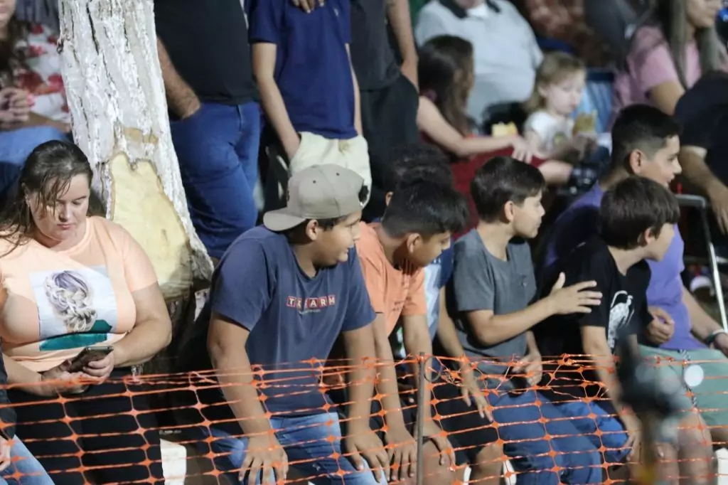 Show de manobras reúne grande público na noite de aniversário de Tacuru