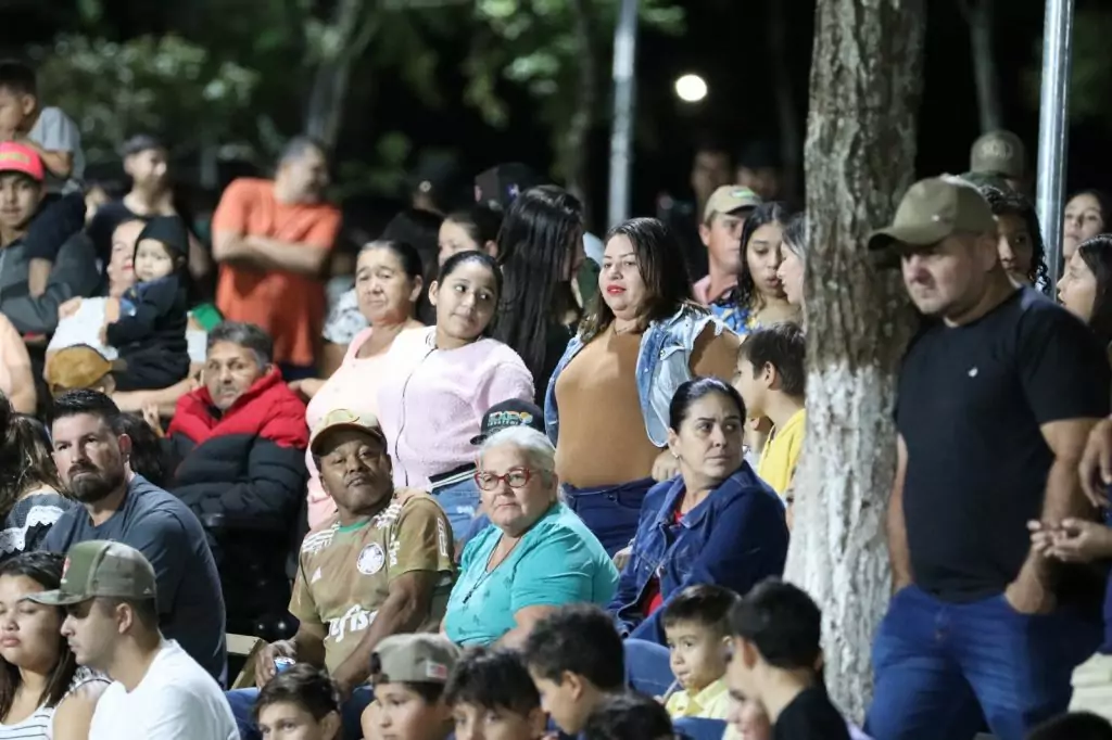 Show de manobras reúne grande público na noite de aniversário de Tacuru