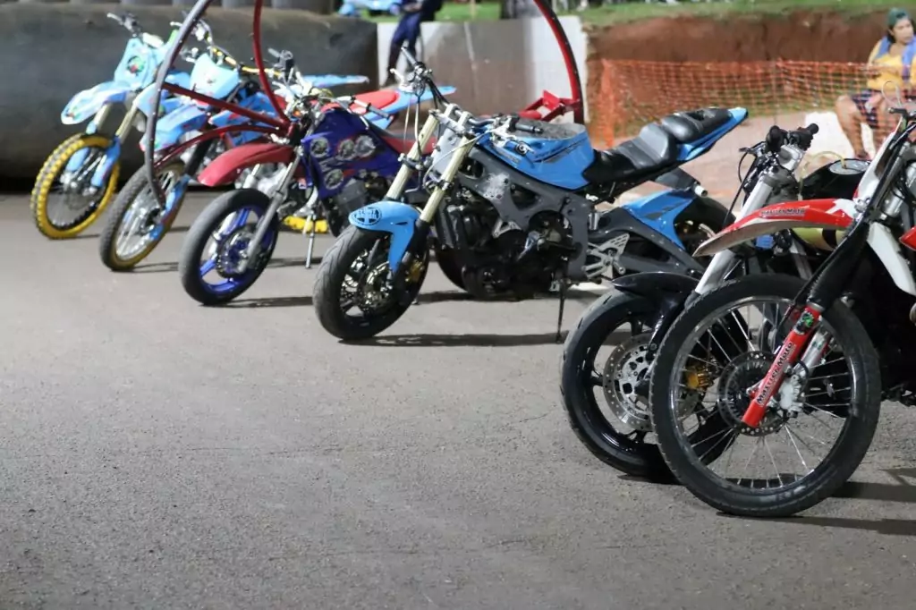 Show de manobras reúne grande público na noite de aniversário de Tacuru