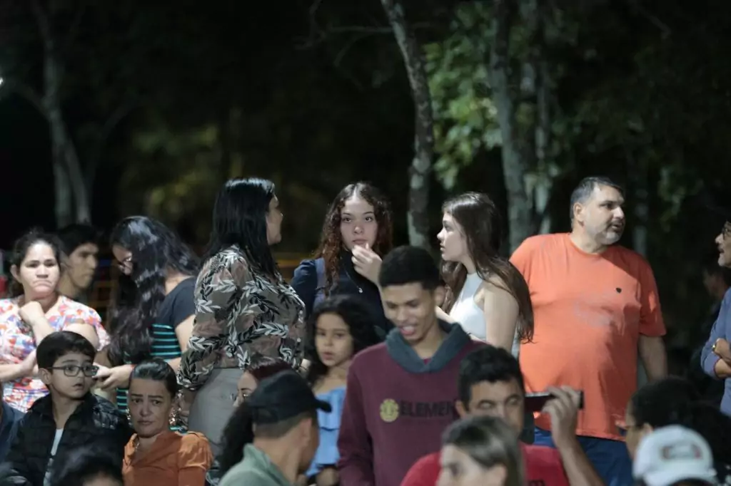 Show de manobras reúne grande público na noite de aniversário de Tacuru