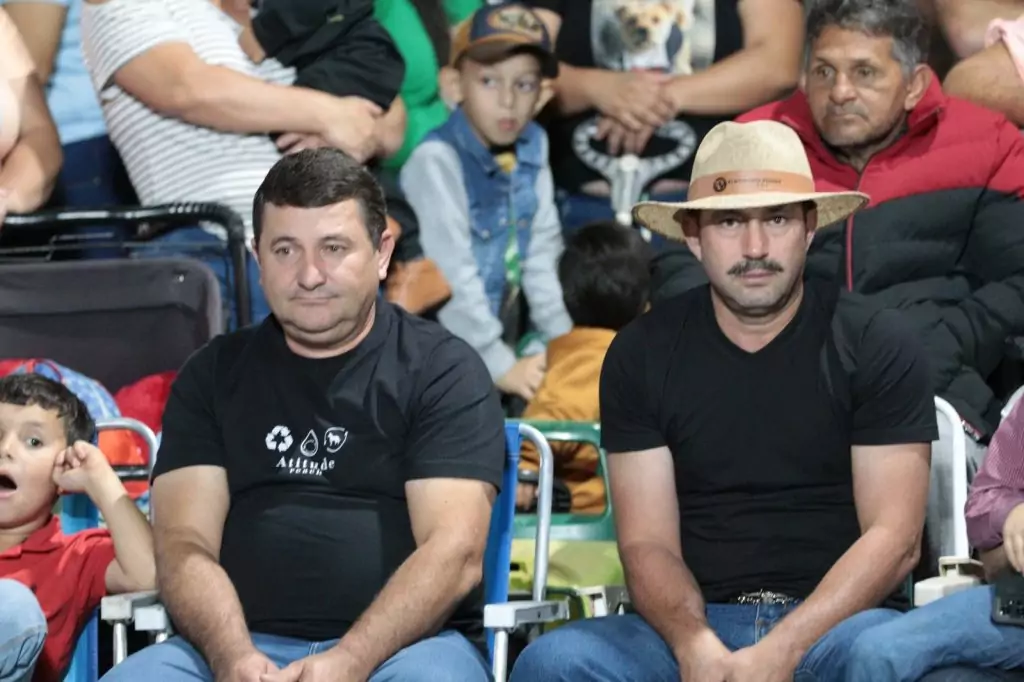 Show de manobras reúne grande público na noite de aniversário de Tacuru