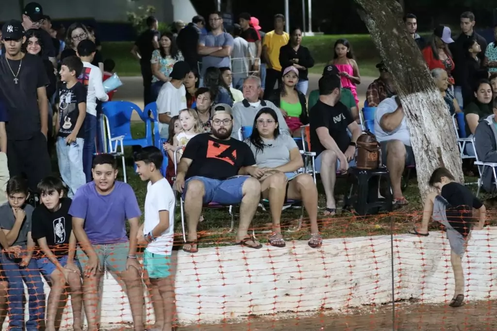 Show de manobras reúne grande público na noite de aniversário de Tacuru