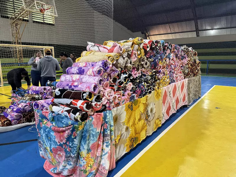 Sob 10 graus, Paranhos inicia entrega de cobertores à população Sob 10 graus, Paranhos inicia entrega de cobertores à população