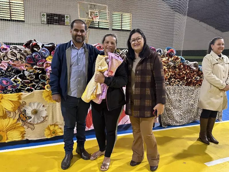 Sob 10 graus, Paranhos inicia entrega de cobertores à população Sob 10 graus, Paranhos inicia entrega de cobertores à população
