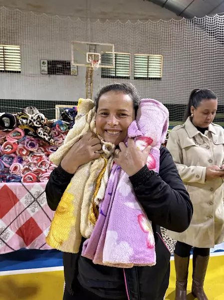 Sob 10 graus, Paranhos inicia entrega de cobertores à população Sob 10 graus, Paranhos inicia entrega de cobertores à população