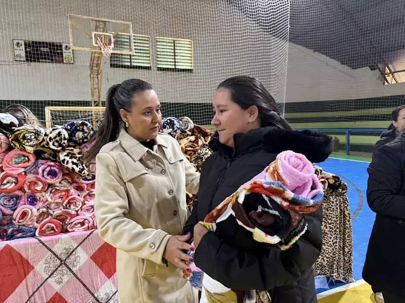 Sob 10 graus, Paranhos inicia entrega de cobertores à população Sob 10 graus, Paranhos inicia entrega de cobertores à população