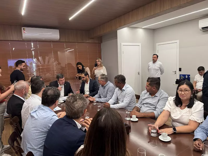 Vereador Chacal e demais vereadores comemoram conquista de mais de R$ 13 milhões para asfalto da Rua Fortuoso Silveira da Cunha e melhorias no Estádio Municipal