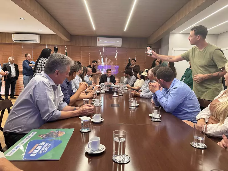 Comitiva de Tacuru participa de agenda com o Governador em Campo Grande e garante avanços importantes para o município