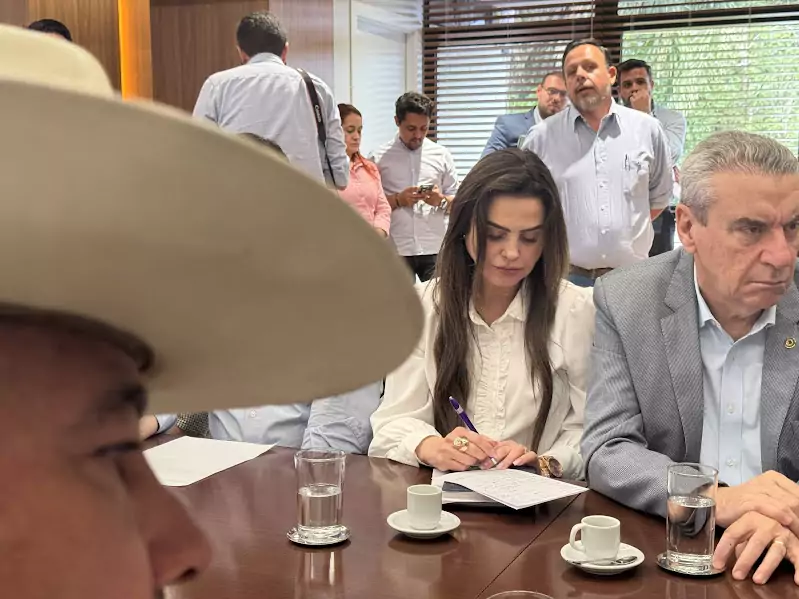 Comitiva de Tacuru participa de agenda com o Governador em Campo Grande e garante avanços importantes para o município