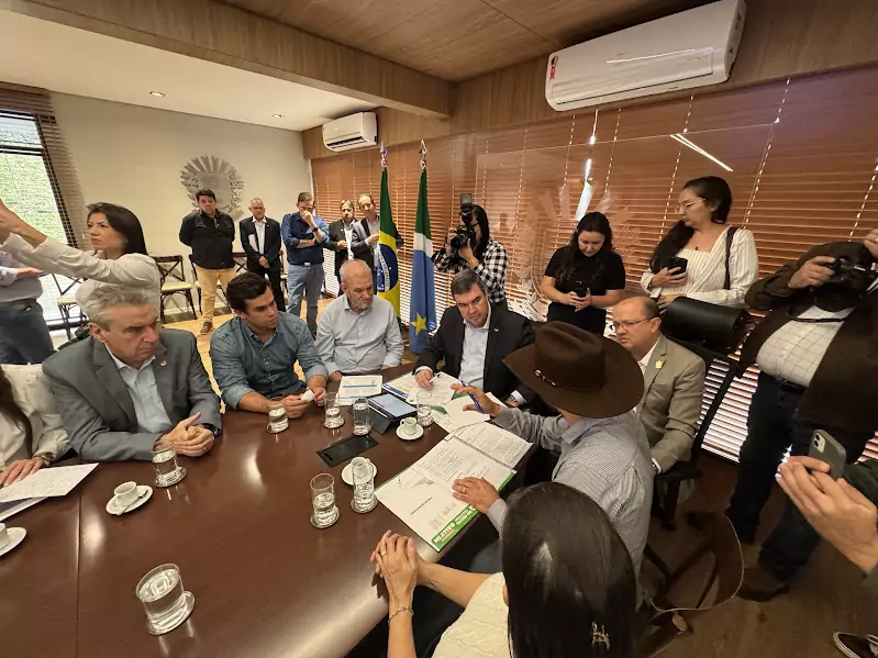Comitiva de Tacuru participa de agenda com o Governador em Campo Grande e garante avanços importantes para o município