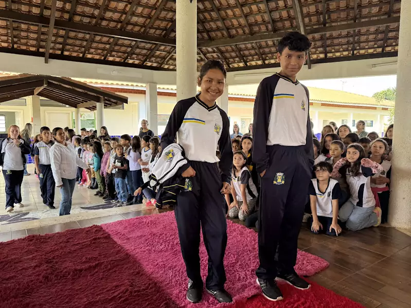 Caracol entrega uniformes para 100% da Rede Municipal de Ensino Caracol entrega uniformes para 100% da Rede Municipal de Ensino