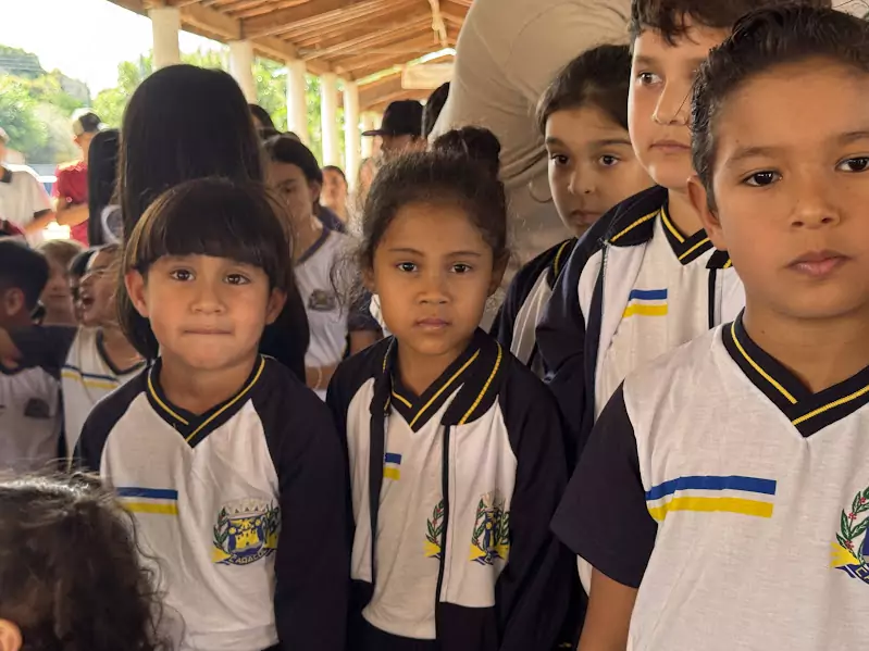 Caracol entrega uniformes para 100% da Rede Municipal de Ensino Caracol entrega uniformes para 100% da Rede Municipal de Ensino