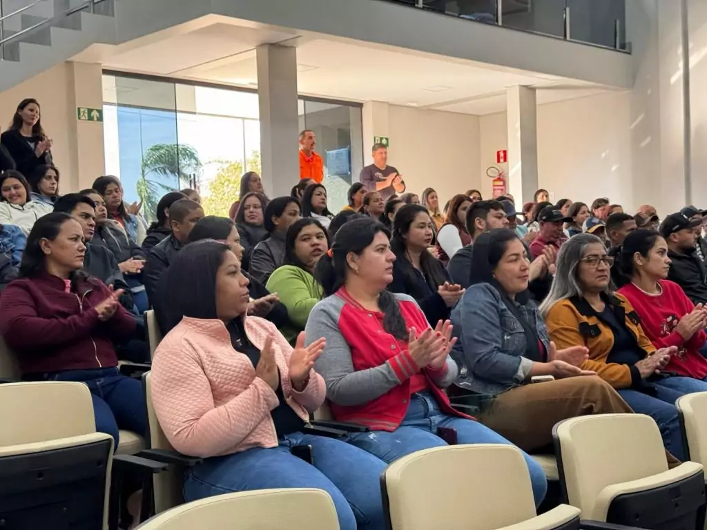 Prefeitura de Paranhos e SEMEC promovem palestra sobre Autismo com o Corpo de Bombeiros Prefeitura de Paranhos e SEMEC promovem palestra sobre Autismo com o Corpo de Bombeiros