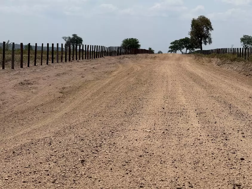 Secretaria de Obras de Caracol realiza manutenção preventiva em estradas rurais