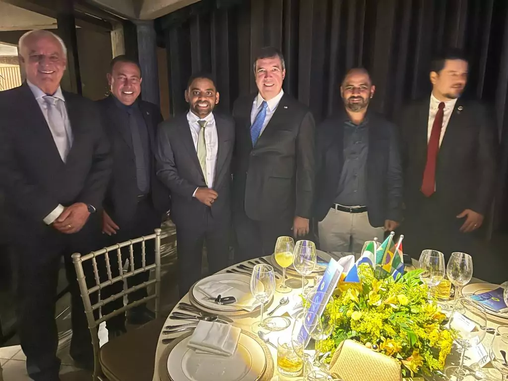 Prefeito Hélio Acosta se encontra com o presidente do Paraguai, Santiago Peña Prefeito Hélio Acosta se encontra com o presidente do Paraguai, Santiago Peña