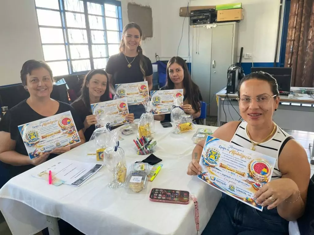 Secretária Thaiz Leite celebra Selo Ouro e reconhece trabalho da equipe de alfabetização